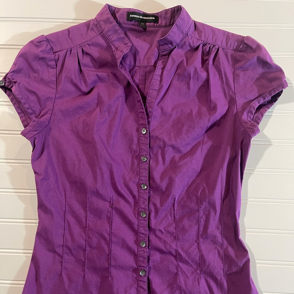 Women’s short sleeve button-down shirt